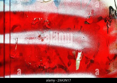 Grunge-Textur, rote und weiße Sprühfarbe auf metallischer Oberfläche als Hintergrund Stockfoto
