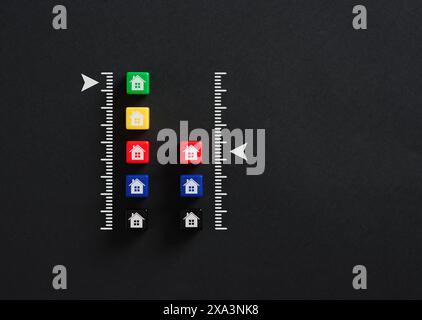 Niveauindikator zur Messung der Hypothekenzinsen. Vergleich niedriger und hoher Schuldenlast. Um den erschwinglichen alternativen Preis zu finden. Stockfoto