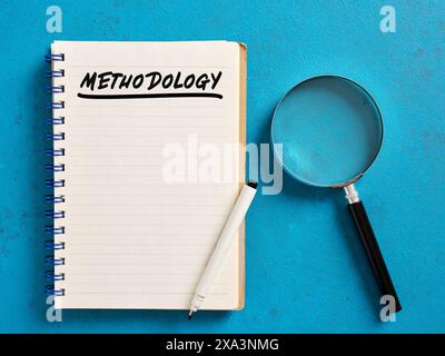 Das Wort Methodik handgeschrieben auf einem Notizbuch mit einer Lupe. Wissenschaftliche Forschung und Methodenkonzept. Stockfoto