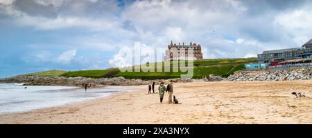 Panoramablick auf das berühmte Headland Hotel mit Blick auf den Fistral Beach in Newquay in Cornwall in Großbritannien. Stockfoto