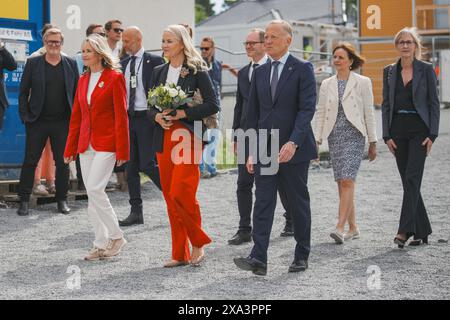 Oslo 20240604. Die norwegische Kronprinzessin Mette-Marit zusammen mit der Osloer Bürgermeisterin Anne Lindboe, dem Minister für Forschung und Hochschulbildung Oddmund Hoel und dem CEO von Statsbygg Harald Nicolaisen legte den Grundstein für das neue Wikingerzeitmuseum auf Bygdøy. Foto: Stian Lysberg Solum / NTB Stockfoto