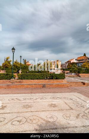 Granada, Spanien - 26. FEBRUAR 2022: Wunderschöner Blick auf die berühmte Alhambra vom Mirador Placeta de Carvajales, der einen langen Pferdebrunnen von 0 beherbergt Stockfoto