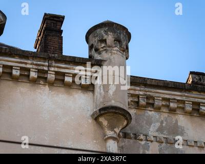 Turm und gemauerter Kamin auf dem Dach eines alten Hauses. Stockfoto