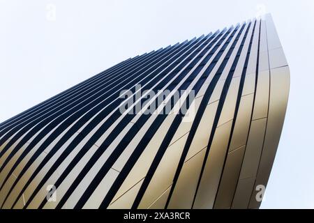 Detail des Masarycka-Gebäudes von der Architektin Zaha Hadid in Prag, Tschechische republik, Blick von unten, goldene Reflexion auf Bögen Stockfoto