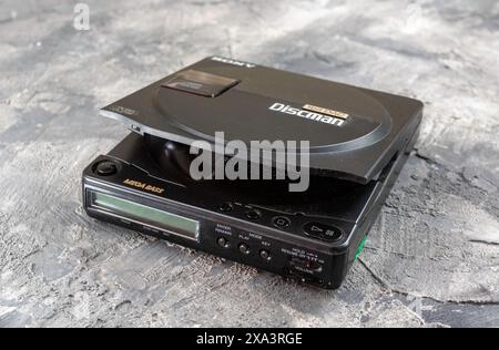 Vintage-CD-Player der Sony Discman, der zu dieser Zeit stilvoll und begehrenswert war, mit verschiedenen Power-Optionen und einem bizarren Paar Kopfhörer Stockfoto