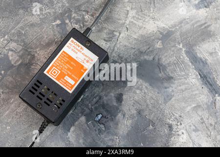 Vintage-CD-Player der Sony Discman, der zu dieser Zeit stilvoll und begehrenswert war, mit verschiedenen Power-Optionen und einem bizarren Paar Kopfhörer Stockfoto