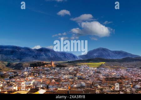 Die maurische Alcazaba (Burg) aus dem 14. Jahrhundert, oberhalb der Stadt Antequera in der Provinz Málaga, Andalusien, Spanien. Stockfoto