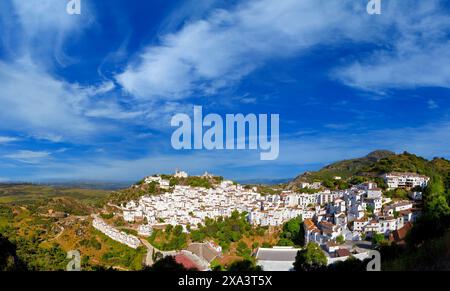 Das Schloss und die Kirche auf einem Hügel aus dem 12. Jahrhundert um Casares, eine Stadt in der Provinz Malaga, in der autonomen Gemeinde Andalusien, Spanien. Stockfoto