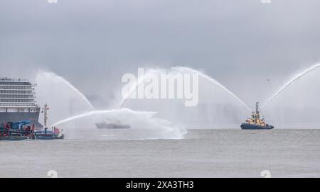 Die Namenszeremonie von Cunards neustem Linienschiff, Queen Anne, auf dem Fluss Mersey bei Liverpool. Stockfoto