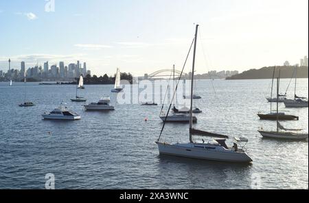 Boote auf dem Wasser vom Hermitage Foreshore Track in Vaucluse zur Skyline von Sydney CBD, dem Harbour Bridge Centre Point Tower Stockfoto