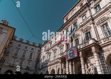 Turin, Italien - 28. März 2022: Das Rathaus von Turin an der Piazza Palazzo di Citta, Zentrum von Turin, Region Piemont, Norditalien. Stockfoto