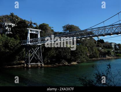 Parsley Bay Hängebrücke & Reservieren Sie einen familienfreundlichen Ort am Hafen und Strand von Sydney; ein natürlicher Pool mit seichtem Wasser und Haifischnetzen. Stockfoto