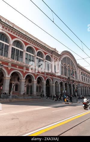 Turin, Italien - 28. März 2022: Der Bahnhof Torino Porta Nuova ist der Hauptbahnhof von Turin im Piemont. Stockfoto