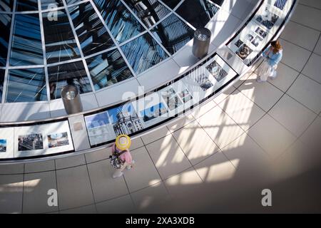 Besucher beim fest der Demokratie zum 75. Jubiläum des deutschen Grundgesetzes im Reichstagsgebäude in Berlin. / Besucher des Festivals der Demokratie anlässlich des 75. Jahrestages des deutschen Grundgesetzes im bundestagsgebäude in Berlin. Schnappschuss-Fotografie/K.M.Krause *** Besucher des Festivals der Demokratie zum 75. Jahrestag des deutschen Grundgesetzes im Berliner parlamentsgebäude Schnappschuss-Fotografie K M Krause Stockfoto