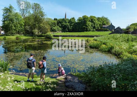 Eine junge Familie genießt einen Tag, um Kaulquetschen in Fere Mere in Monyash zu beobachten, das sich im Peak District National Park in Derbyshire befindet. Stockfoto