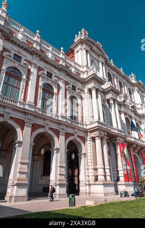 Turin, Italien - 27. März 2022: Der Palazzo Carignano ist ein historisches Gebäude im Zentrum von Turin, in dem sich das Museum des Risorgimento befindet. Mit dem Namen A Stockfoto