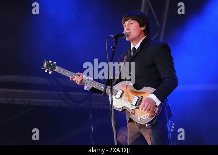 Steve White (Paul McCartney) von den Bootleg Beatles tritt beim Wychwood Festival in Cheltenham auf. Juni 2024 Stockfoto