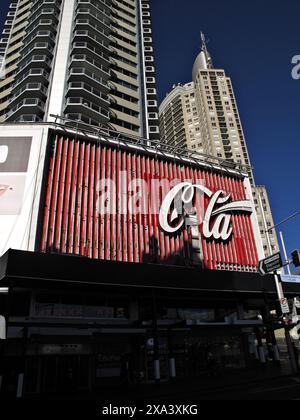 Das alte Coke Sign in Kings Cross Sydney ist teilweise entfernt, obwohl Cola noch sichtbar ist Stockfoto