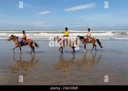 4. Juni 2024, Cox's Bazar, Chittagong, Bangladesch: Pferdereiter warten auf Kunden am längsten natürlichen Meeresstrand der Welt, Cox's Bazar Sea Beach, Bangladesch. Sie bieten vielen Touristen Reitausflüge an und verlangen eine Mindestgebühr. Die Bereitstellung von Reitdienstleistungen ist für die Jugendlichen in der Region zu einer beliebten Beschäftigung geworden. (Kreditbild: © Joy Saha/ZUMA Press Wire) NUR REDAKTIONELLE VERWENDUNG! Nicht für kommerzielle ZWECKE! Stockfoto