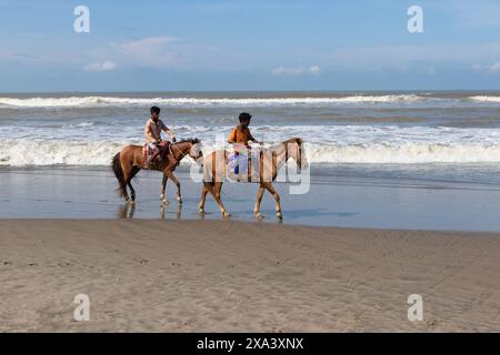 4. Juni 2024, Cox's Bazar, Chittagong, Bangladesch: Pferdereiter warten auf Kunden am längsten natürlichen Meeresstrand der Welt, Cox's Bazar Sea Beach, Bangladesch. Sie bieten vielen Touristen Reitausflüge an und verlangen eine Mindestgebühr. Die Bereitstellung von Reitdienstleistungen ist für die Jugendlichen in der Region zu einer beliebten Beschäftigung geworden. (Kreditbild: © Joy Saha/ZUMA Press Wire) NUR REDAKTIONELLE VERWENDUNG! Nicht für kommerzielle ZWECKE! Stockfoto