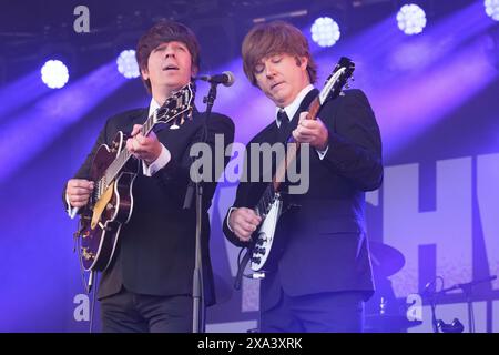 Stephen Hill und Paul Canning von den Bootleg Beatles treten beim Wychwood Festival in Cheltenham, Großbritannien auf. Juni 2024 Stockfoto