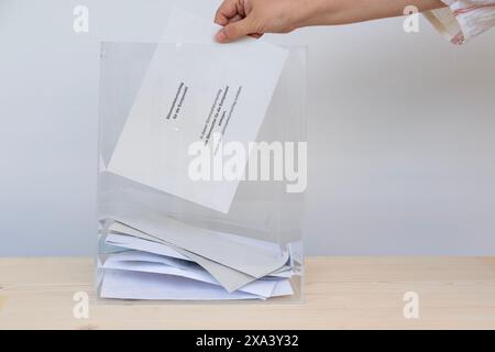 Wahlzettel für die Europawahlen in Deutschland, Liste der politischen Parteien, Wahl der politischen Vertreter, Wahlrecht, Frankfurt - 16. Mai 2024 Stockfoto