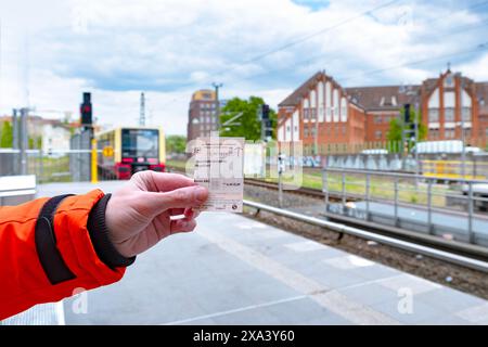 Der Regionalzug der Deutschen Bahn kommt am Berliner Bahnhof an, Fahrkarte in der Hand, Verspätung des öffentlichen Nahverkehrs, tägliche Pendelfahrt, Berlin - 25. April 2024 Stockfoto