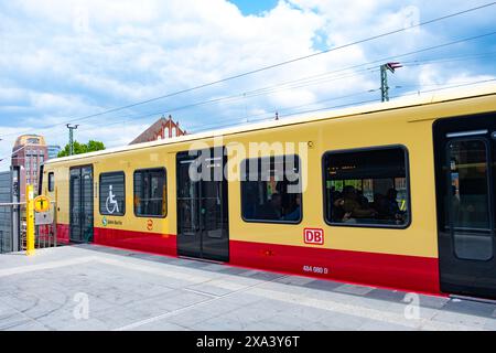 Regionalzug der Deutschen Bahn, Abfahrt vom Berliner Bahnhof am Bahnsteig, Verspätung der öffentlichen Verkehrsmittel, tägliche Fahrt, Berlin - 25. April 2024 Stockfoto