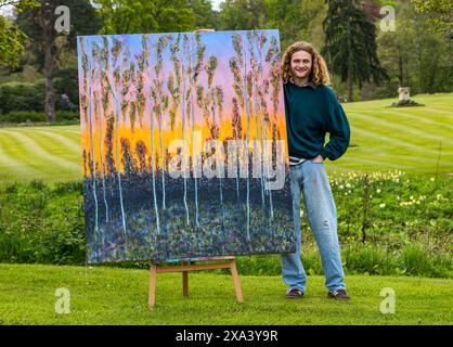 Künstler Joe trauert mit einem seiner großen farbenfrohen Gemälde bei der ersten Kunstausstellung im Colstoun House, East Lothian, Schottland, Großbritannien Stockfoto