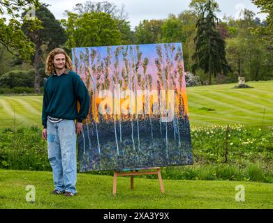 Künstler Joe trauert mit einem seiner großen farbenfrohen Gemälde bei der ersten Kunstausstellung im Colstoun House, East Lothian, Schottland, Großbritannien Stockfoto