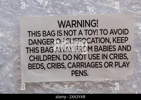 Warnung diese Tasche ist kein Spielzeutikett auf der Luftpolsterfolie Stockfoto