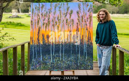 Künstler Joe trauert mit einem seiner großen farbenfrohen Gemälde bei der ersten Kunstausstellung im Colstoun House, East Lothian, Schottland, Großbritannien Stockfoto