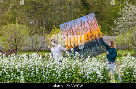 Künstler Joe trauert mit einem seiner großen farbenfrohen Gemälde bei der ersten Kunstausstellung im Colstoun House, East Lothian, Schottland, Großbritannien Stockfoto