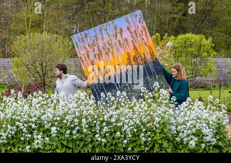 Künstler Joe trauert mit einem seiner großen farbenfrohen Gemälde bei der ersten Kunstausstellung im Colstoun House, East Lothian, Schottland, Großbritannien Stockfoto