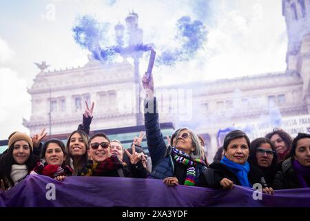 Buenos Aires, Argentinien. Juni 2024. Ein Demonstrant hält während der Demonstration eine Rauchfackel. Im neunten Jahr in Folge mobilisierten sich Frauen und Dissidenten vor dem Nationalkongress, um erneut zu rufen: "Nicht eins weniger". Ein neuer Bericht des Mumala-Observatoriums "Frauen, Dissidenten und Rechte" ergab, dass es im Jahr 2024 bisher 72 Frauenmorde gegeben hat und alle 40 Stunden einen neuen Fall registriert hat. Quelle: SOPA Images Limited/Alamy Live News Stockfoto