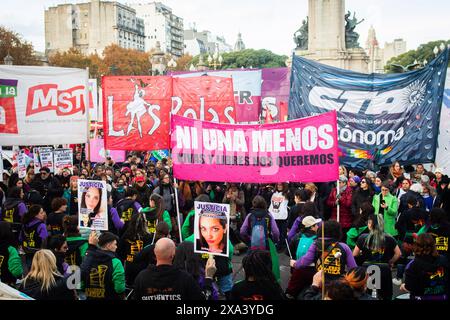 Buenos Aires, Argentinien. Juni 2024. Die Demonstranten halten während der Demonstration Banner. Im neunten Jahr in Folge mobilisierten sich Frauen und Dissidenten vor dem Nationalkongress, um erneut zu rufen: "Nicht eins weniger". Ein neuer Bericht des Mumala-Observatoriums "Frauen, Dissidenten und Rechte" ergab, dass es im Jahr 2024 bisher 72 Frauenmorde gegeben hat und alle 40 Stunden einen neuen Fall registriert hat. Quelle: SOPA Images Limited/Alamy Live News Stockfoto