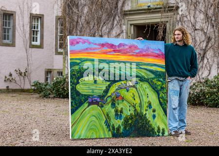 Künstler Joe trauert mit einem seiner großen farbenfrohen Gemälde bei der ersten Kunstausstellung im Colstoun House, East Lothian, Schottland, Großbritannien Stockfoto