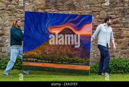 Künstler Joe trauert mit einem seiner großen farbenfrohen Gemälde bei der ersten Kunstausstellung im Colstoun House, East Lothian, Schottland, Großbritannien Stockfoto