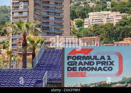 Großer Preis Von Monaco 2024. Formel 1 Grand Prix de Monaco Motorsport-Event. Leere Tribunes und Logo-Schild auf dem Circuit de Monaco. Stockfoto