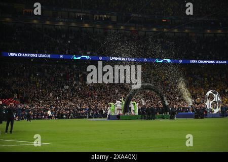 Die Spieler von Real Madrid feiern, nachdem sie die UEFA Champions League gewonnen haben - Borussia Dortmund gegen Real Madrid, UEFA Champions League Finale, Wembley Stadium, London, Großbritannien - 1. Juni 2024 Stockfoto