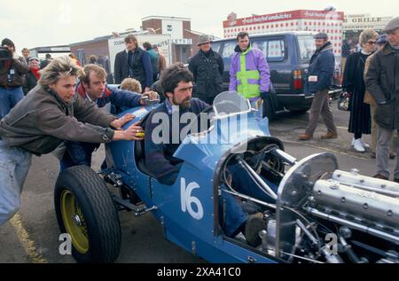 Towcester, Northampton, England um 1991. Ein klassischer ERA R5B „Remus“-Rennsportwagen, Enthusiasten und Wochenendbastler. Mitglieder der historischen Grand Prix Cars Association auf dem Silverstone Circuit Towcester. HOMER SYKES AUS DEN 1990ER JAHREN Stockfoto