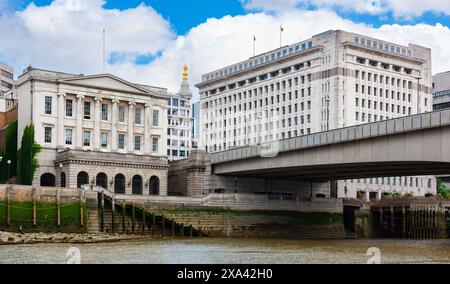 Fishmongers Hall und Adelaide House am Nordufer der Themse, London, Vereinigtes Königreich. Zwei denkmalgeschützte Gebäude auf der London Bridge. Stockfoto