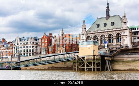 London, Vereinigtes Königreich - 2. Juli 2010: Blackfriars Millennium Pier. Provisorische Fähranlegestelle vor dem JP Morgan Gebäude am nördlichen Ufer der Themse. Stockfoto