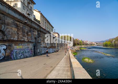 Turin, Italien - 27. März 2022: Gebäude rund um den Fluss Po, den längsten Fluss Italiens, Piemont, Turin, Italien. Stockfoto