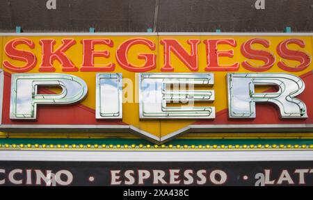 Neonschild für skegness Pier an der Küste von lincolnshire Stockfoto