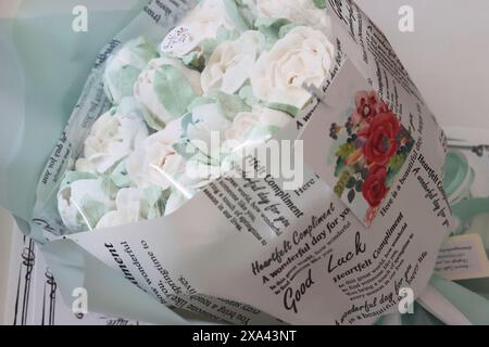 Marshmallow-Blüten aus nächster Nähe. Rosen und Tulpen aus Marshmallows. In einem Blumenstrauß arrangiert. Stockfoto