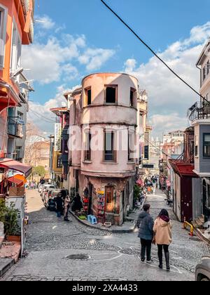 Istanbul, Turkiye - 3. Februar 2024: Traditionelle Architektur und Blick auf die Straße im Balat-Viertel von Fatih, Istanbul. Balat ist eines der ältesten und größten Ko Stockfoto