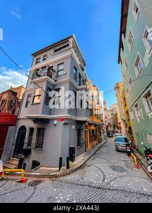 Istanbul, Turkiye - 3. Februar 2024: Traditionelle Architektur und Blick auf die Straße im Balat-Viertel von Fatih, Istanbul. Balat ist eines der ältesten und größten Ko Stockfoto