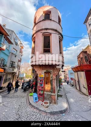 Istanbul, Turkiye - 3. Februar 2024: Traditionelle Architektur und Blick auf die Straße im Balat-Viertel von Fatih, Istanbul. Balat ist eines der ältesten und größten Ko Stockfoto