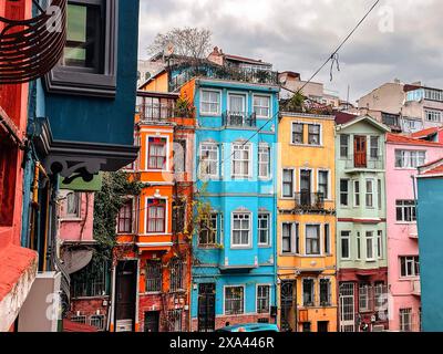 Istanbul, Turkiye - 3. Februar 2024: Traditionelle Architektur und Blick auf die Straße im Balat-Viertel von Fatih, Istanbul. Balat ist eines der ältesten und größten Ko Stockfoto